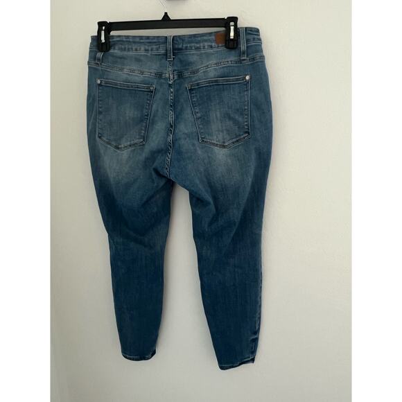 Judy Blue Plus Skinny Fit Mid Rise Med Wash Style JB8859 Zipper Jeans 14W - Picture 2 of 6